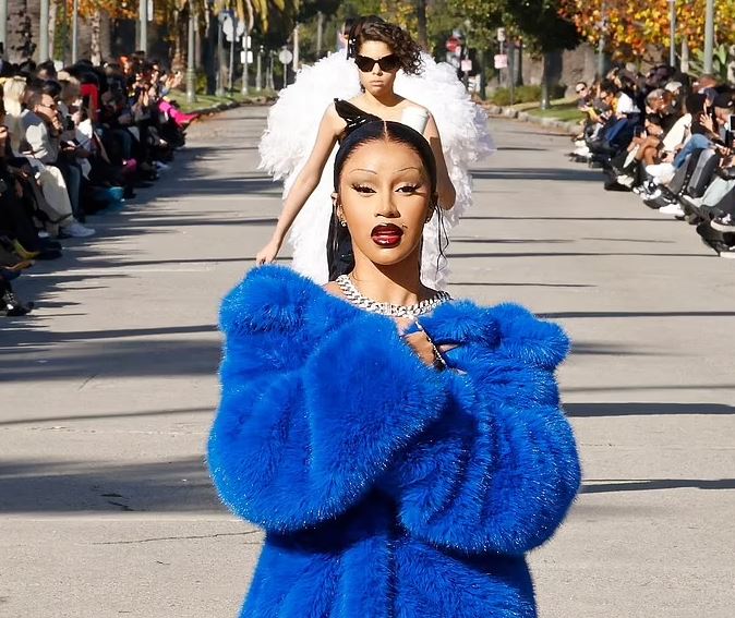 Cardi B debuton në pasarelen e Balenciagës