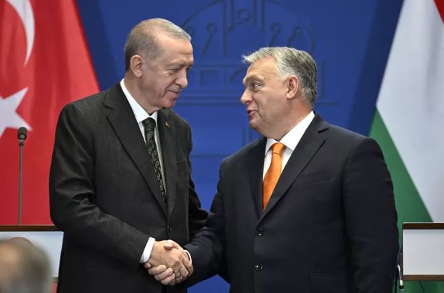 Erdogan mbërrin në Budapest për të shënuar 100 vjetorin e marrëdhënieve diplomatike turko-hungareze