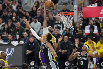 Lakers fitojnë ndaj Spurs (VIDEO)