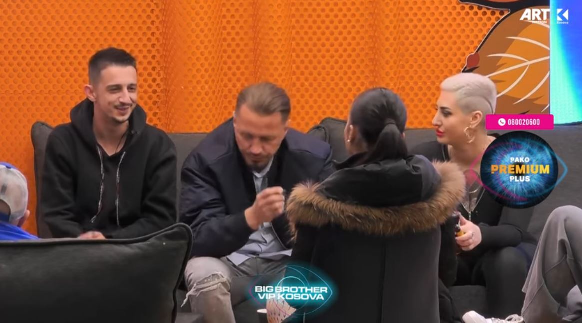 “Qenke përvëluar nga dashuria” - Ardi ngacmon Ganinë, pasi këndonte këngë vajtuese (VIDEO)