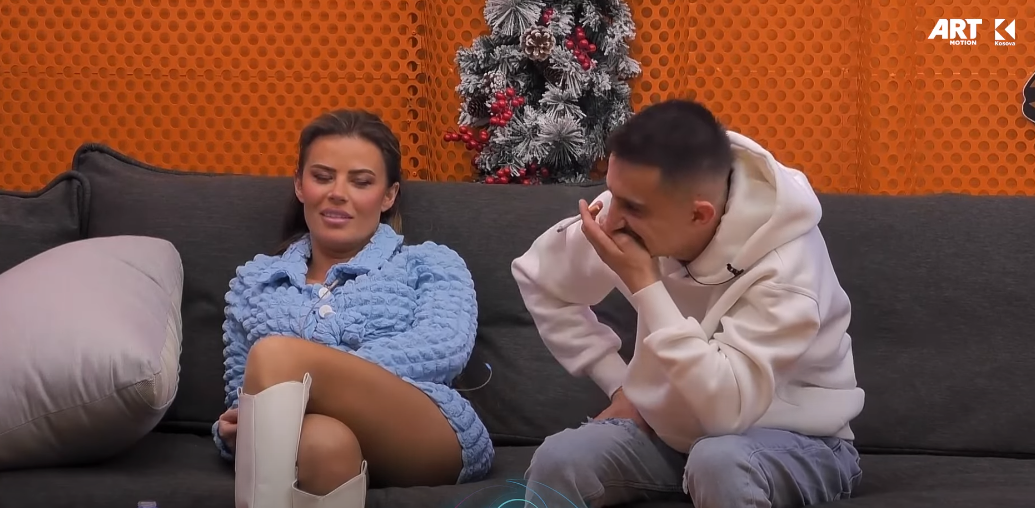 Santiana: Nuk shoh mirë pa syza - Ganiu: Me pas pa mirë se kishe shok Bucin (VIDEO)