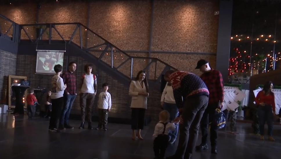 Organizimi në Klan Arena: Fëmijët mbledhin para për të sëmurët (VIDEO)