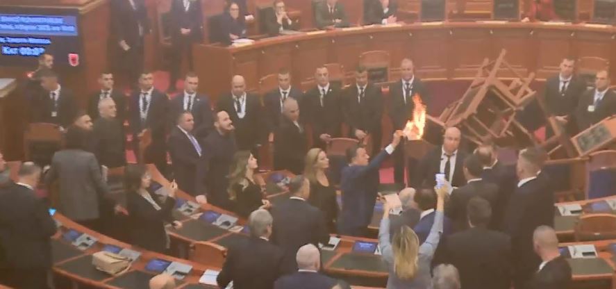 Sali Berisha përjashtohet nga Kuvendi për 10 ditë bashkë me pesë deputetë të tjerë