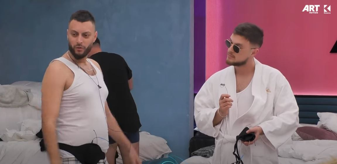 Banorët zgjohen nga gjumi me "muhabet" e muzikë (VIDEO)