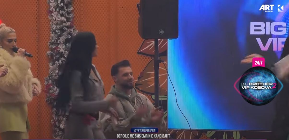 Lumbardhi ulet në karrige si dhëndër dhe pret që Kader t’ia ndezë cigarën (VIDEO)