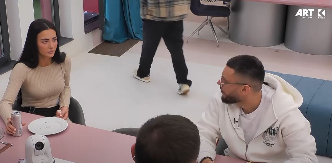 Fluks përshëndetjesh nga Alba, i çon të fala edhe mixhës së Mirdonit (VIDEO)