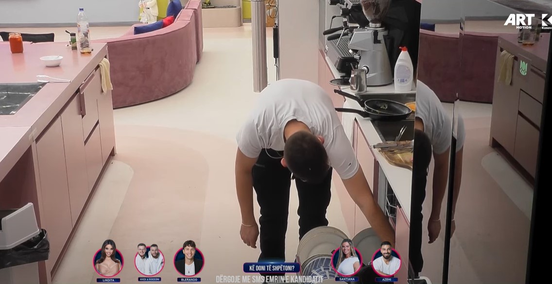 Ardi qëndron për pothuajse 4 minuta i kërrusur, por pse? (VIDEO)