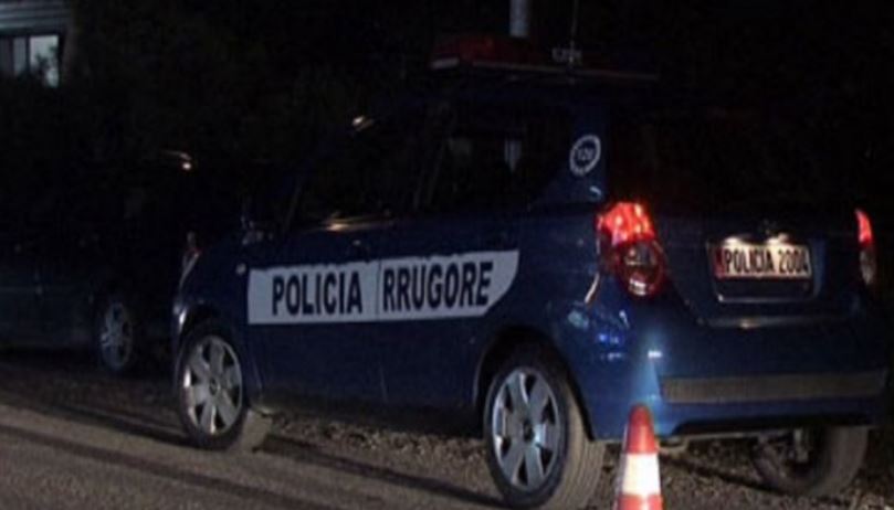 Më shumë se tre orë e bllokuar, nxirret nga automjeti 27-vjeçarja që u përplas me shtyllën në Shkodër