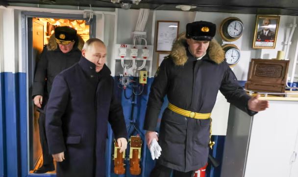 Putin viziton kantierin detar, mbikëqyr vënien në punë të nëndetëseve të reja bërthamore