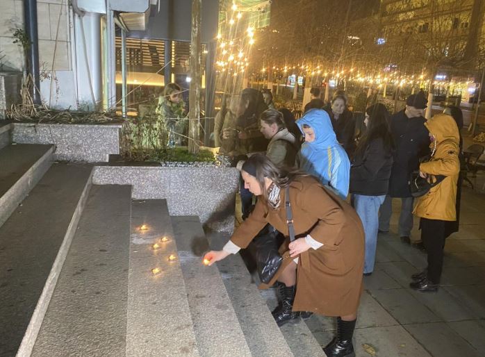 Ndizen qirinj në Prishtinë në kujtim të Liridona Ademajt