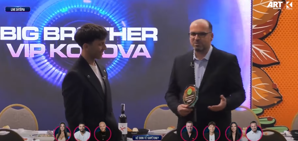 Klan Kosova FM zgjedh Blerandon si "zërin më radiofonik nga banorët e BBVK2" (VIDEO)
