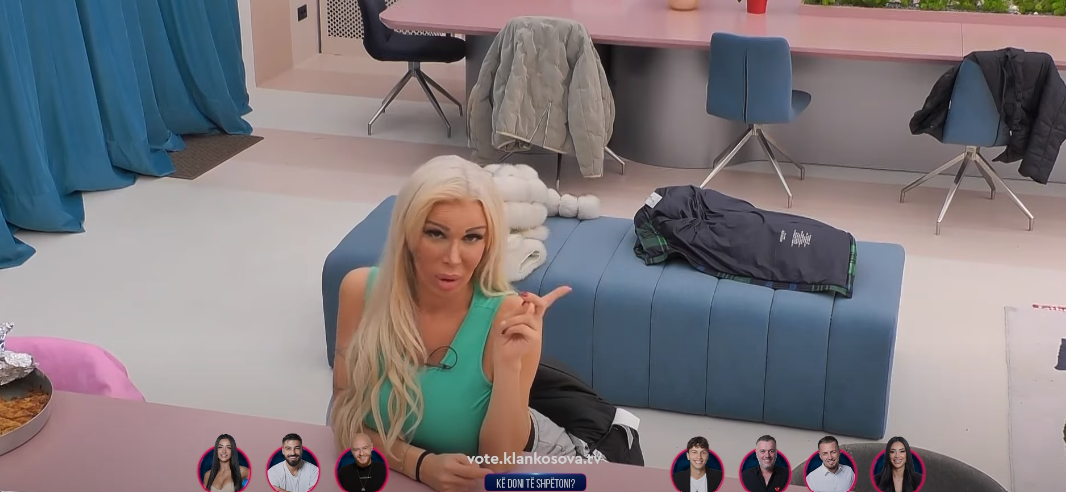 Edona me anë të disa shenjave mundohet t'i tregojë diçka "Vëllait të Madh" (VIDEO)