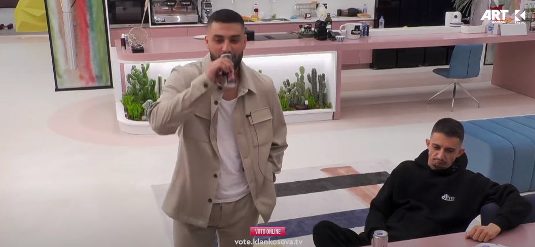 Azemi ka një shqetësim, thotë se "po i djegë zemra" - Ardi dhe Blero e kthejnë situatën në humor (VIDEO)