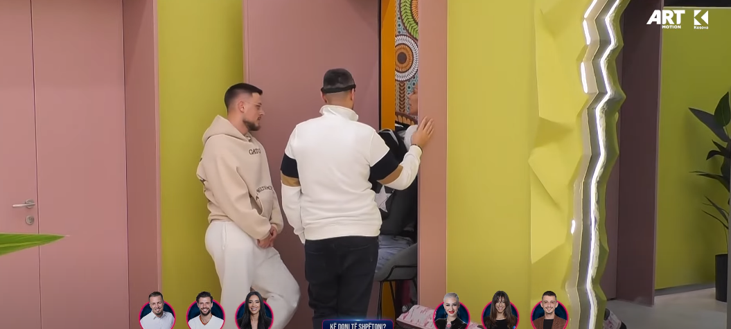 Alby dhe Edona bllokojnë lavanderinë, Mirdoni e Ardi tentojnë të futen brenda (VIDEO)