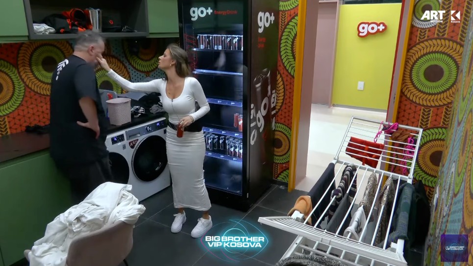 Pas një përqafimi të ngrohtë në korridor, Santi ia kap faqen Yllit (VIDEO)