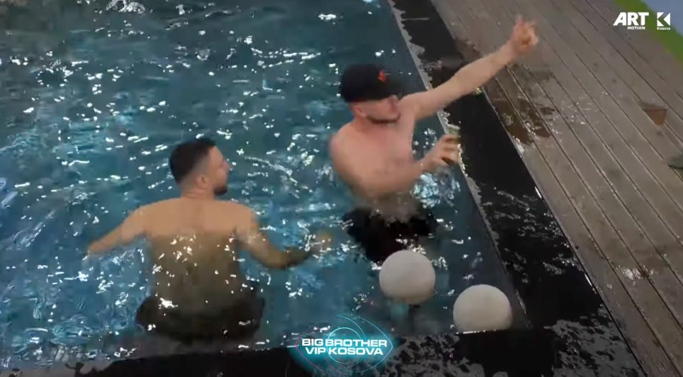 I thonë se duket si Cllevio Serbiano, Ardi dhe banorët tjerë këndojnë hitin "Paridi" (VIDEO)