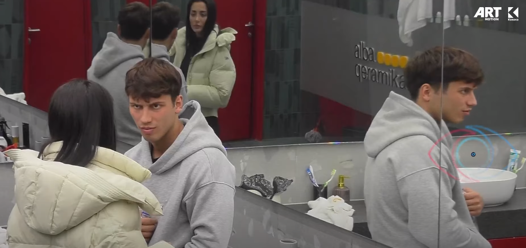 Publikohet klipi - Blerando ia largon mikrofonin Albën dhe lëshon ujin për t'i thënë diçka (VIDEO)