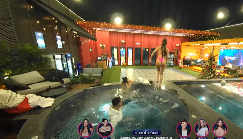 Santiana largohet nga xhakuzi, porsa Ganiu futet me rroba në ujë (VIDEO)