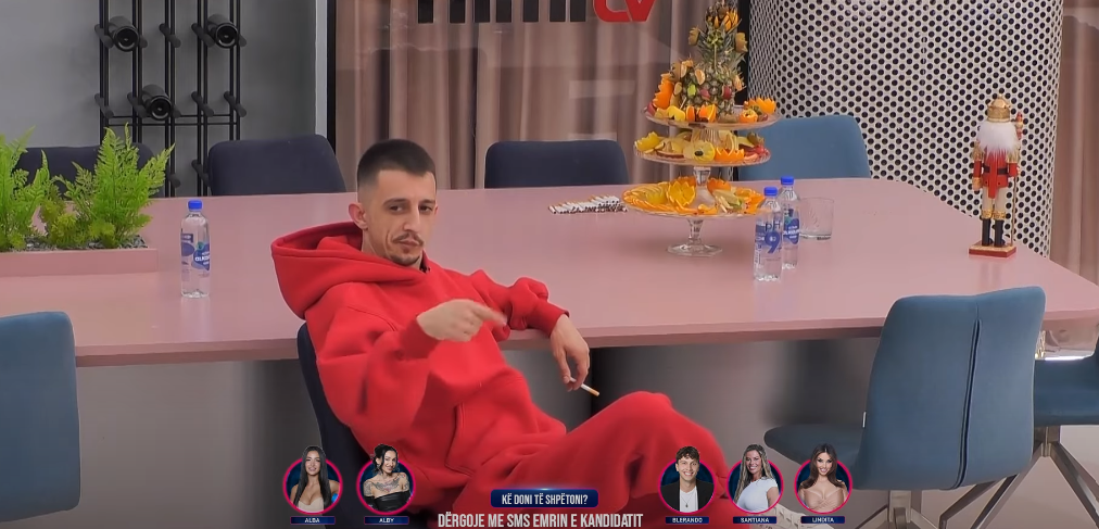 Ganiu drejtuar Santianës: Femrat e këqija i lejnë të dashurit jashtë e preken me banorë brenda (VIDEO)