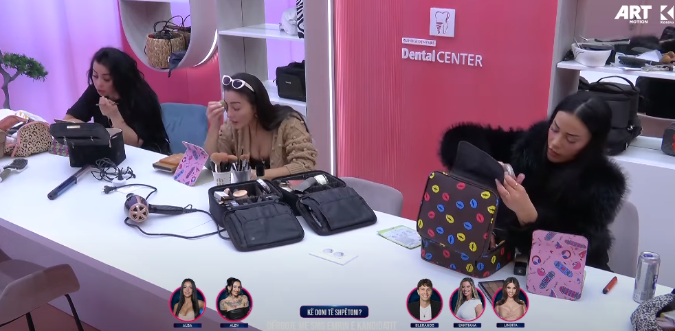 Lindita dhe Edona përfshihen në një debat në dhomën e grimit (VIDEO)