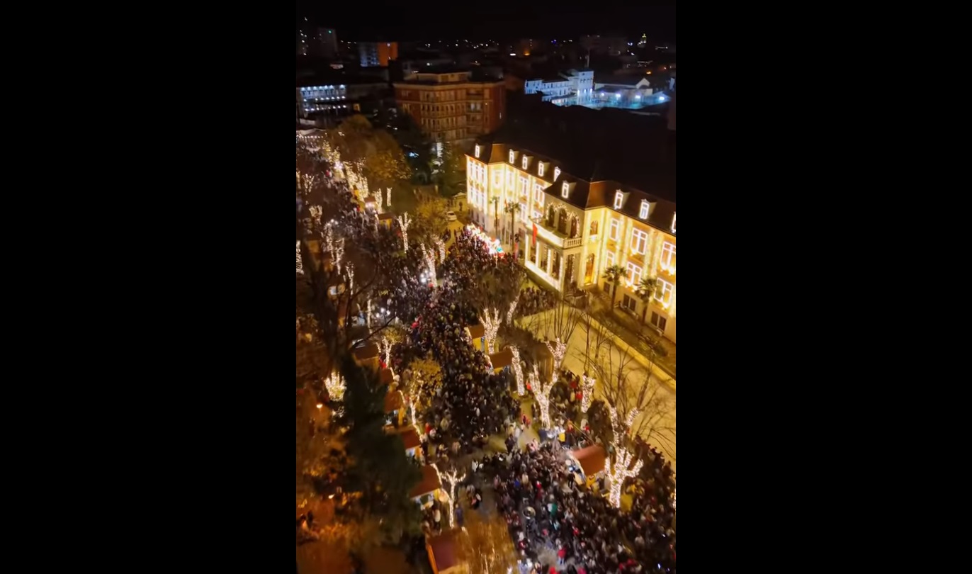 Shkodra ndez dritat për fundvit, krekoset Edi Rama (VIDEO)