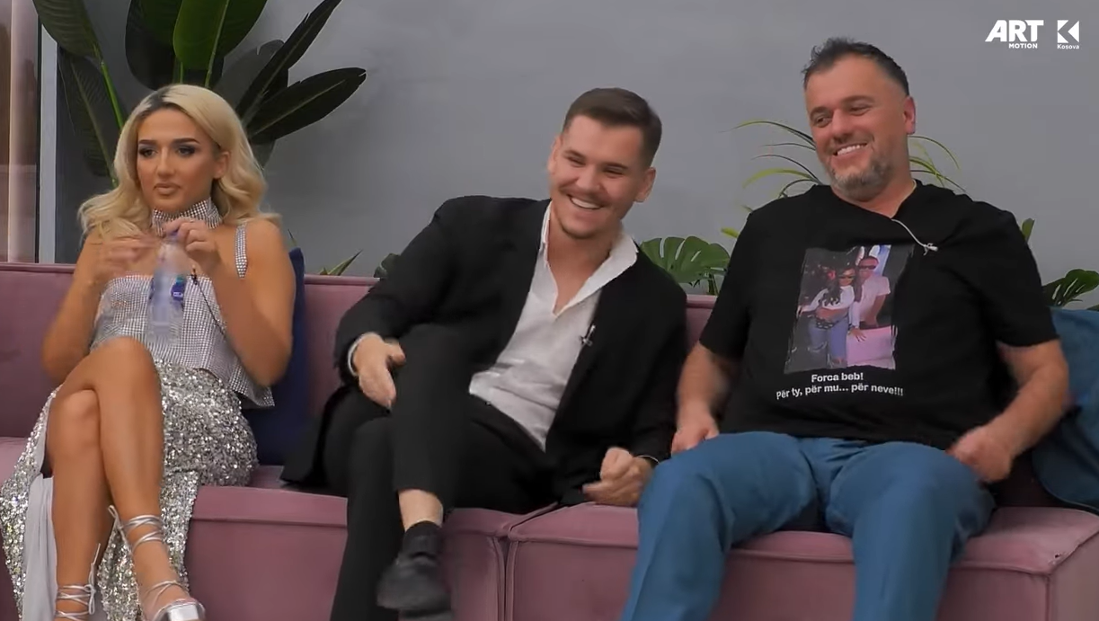Monika dhe çifti i këndojnë këngë vajtuese Yllit dhe Santianës (VIDEO)