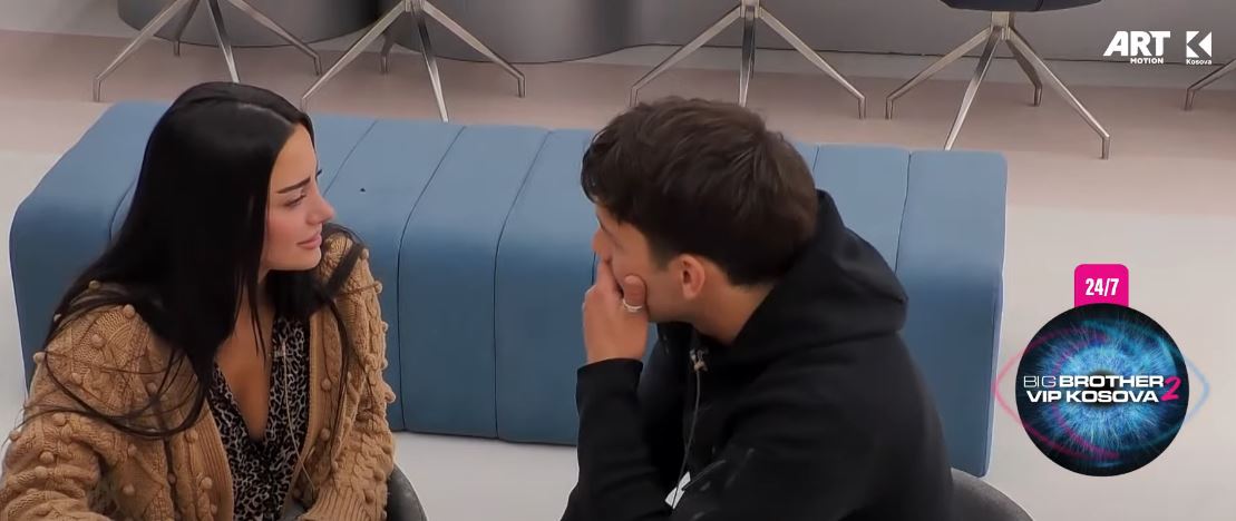Blerando flirton me Albën, ajo ja kthen: Bëja qejfin vetës bëja (VIDEO)