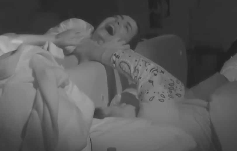 Alba dhe Adri ngacmuan njëri-tjetrin para gjumit, ja çka ndodhi (VIDEO)