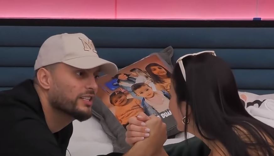 Alba dhe Mirdoni i rrëzojnë duart, cili fitojë? (VIDEO)