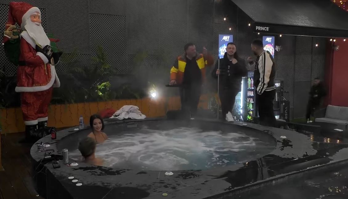Ardi ua thotë vargjeve të Bujar Qamilit, "qejfi bahet me shkodranë" - Alba në "qiellin e shtatë" (VIDEO)