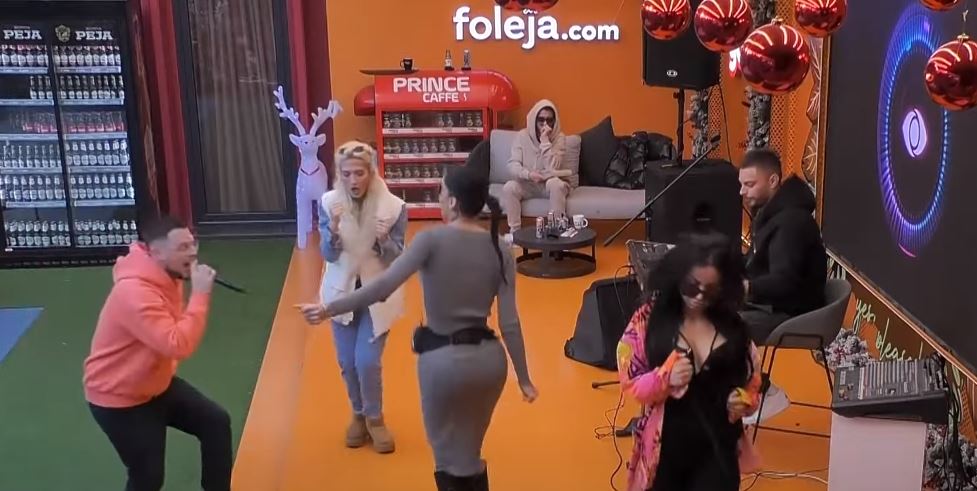 Ardi këndon këngë dhe elektrizon banorët (VIDEO)