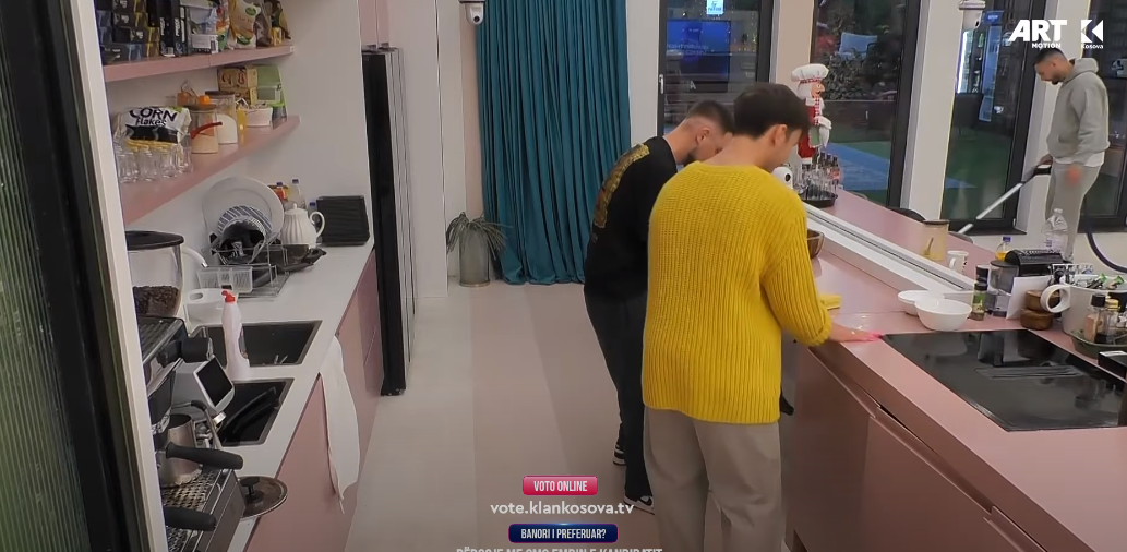 Banorët japin shembull për pastërti, pastrojnë gjithë shtëpinë (VIDEO)