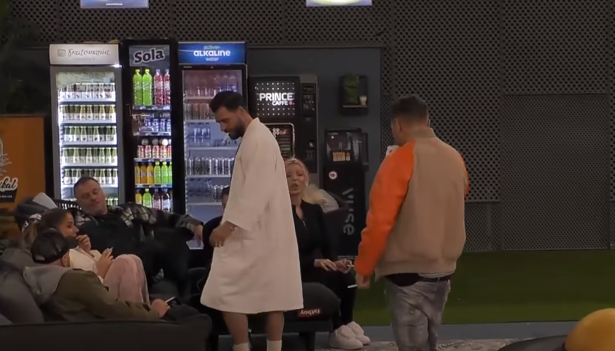 Kështu reaguan banorët kur kuptuan se ranë në kurthin e Blerandos dhe Azemit (VIDEO)