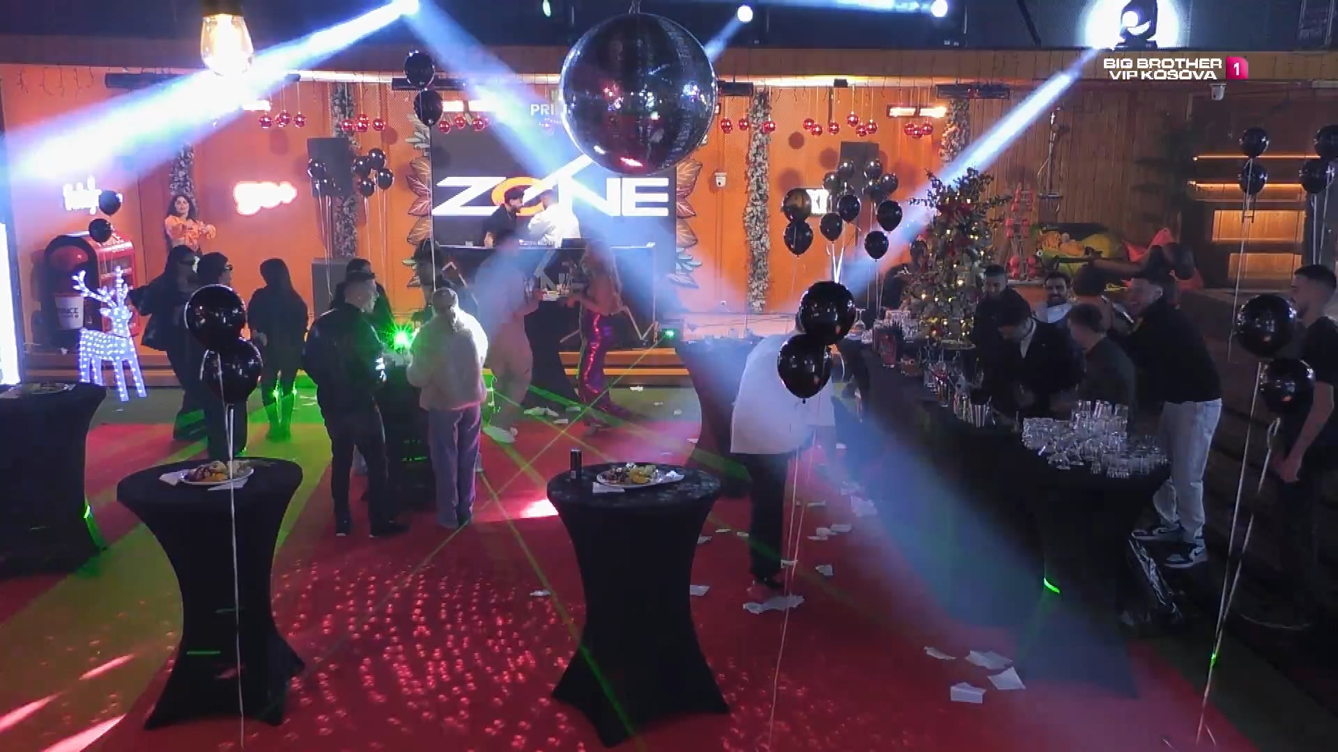 "Zone Club" zhvendoset në BBVK - DJ PM e DJ Dagz argëtojnë 'nysat' (VIDEO)
