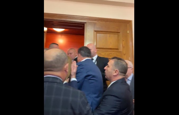 Deputetët e opozitës përplasen me Gardën në hyrje të Kuvendit të Shqipërisë