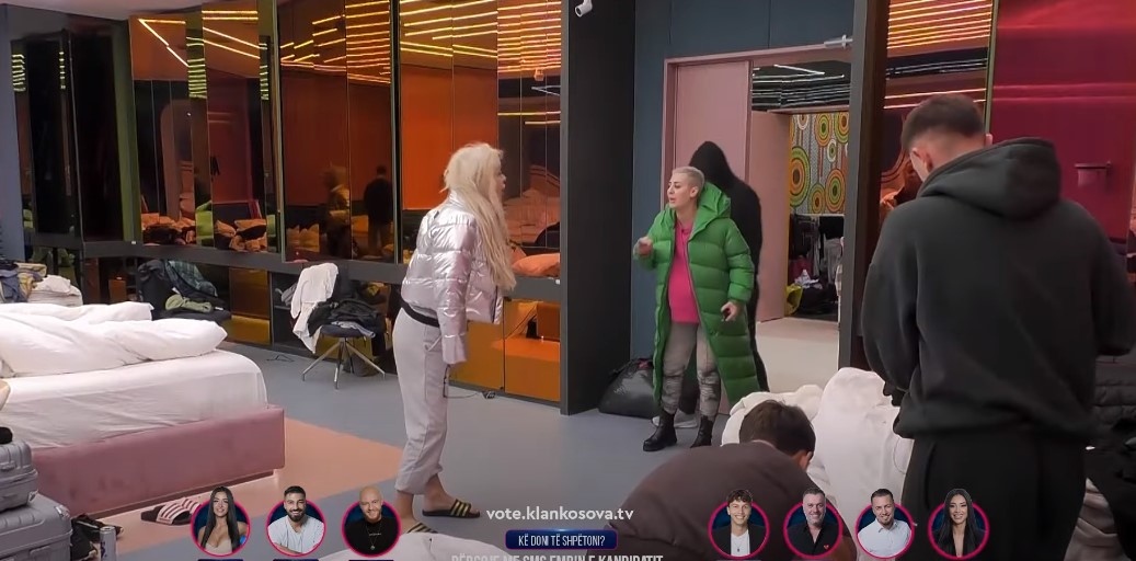 Ishin ''partenere në krim'', Edona dhe Miss Rose përplasen për hedhjen e rrobave në ujë (VIDEO)