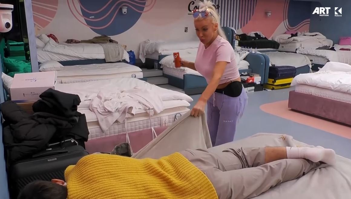 "Çu se nuk ke me fjetë", Edona nuk e le rehat Blerandon (VIDEO)