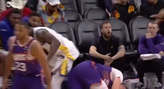 Baskebollisti i Golden State e godet fort me shuplakë kundërshtarin (VIDEO)