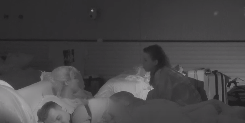 Shqipja dhe Iliriana biseduan për shumë gjëra deri në orët e vona (VIDEO)