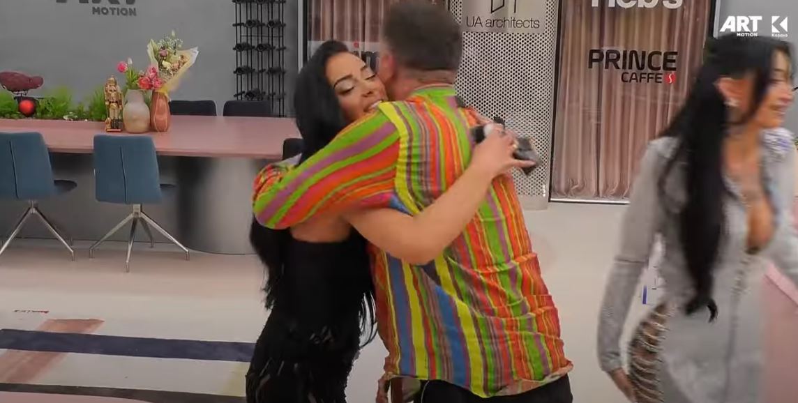 Banorët e presin me përqafime Kader, pas takimit me motrën (VIDEO)