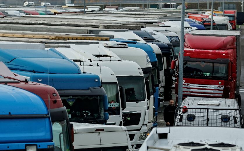 Transportuesit sllovakë lehtësojnë bllokadën kufitare të Ukrainës për kalimet e kufizuara të kamionëve