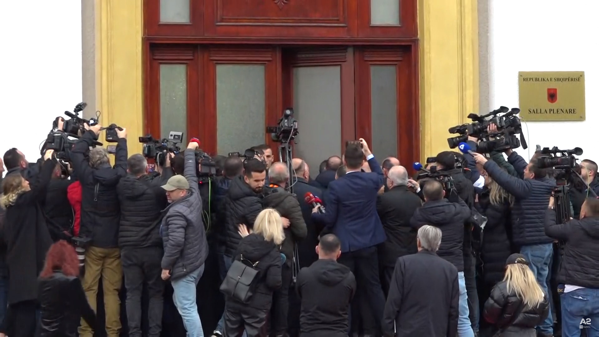 Përplasje në hyrje të parlamentit të Shqipërisë, deputeti i PD-së thyen xhamin e derës kryesore