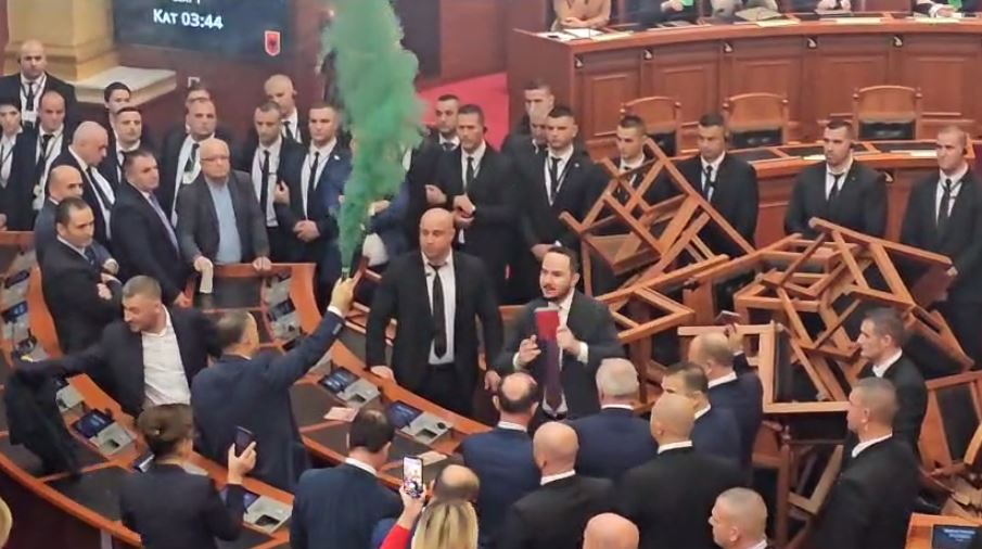 Shqipëri: Mes tymit dhe kapsollave, miratohet brenda 8 minutash Buxheti i shtetit