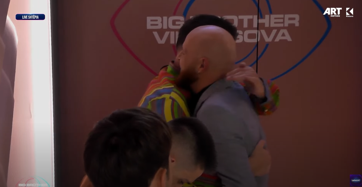 Momente emocionale, Besi përshëndetet me banorët (VIDEO)