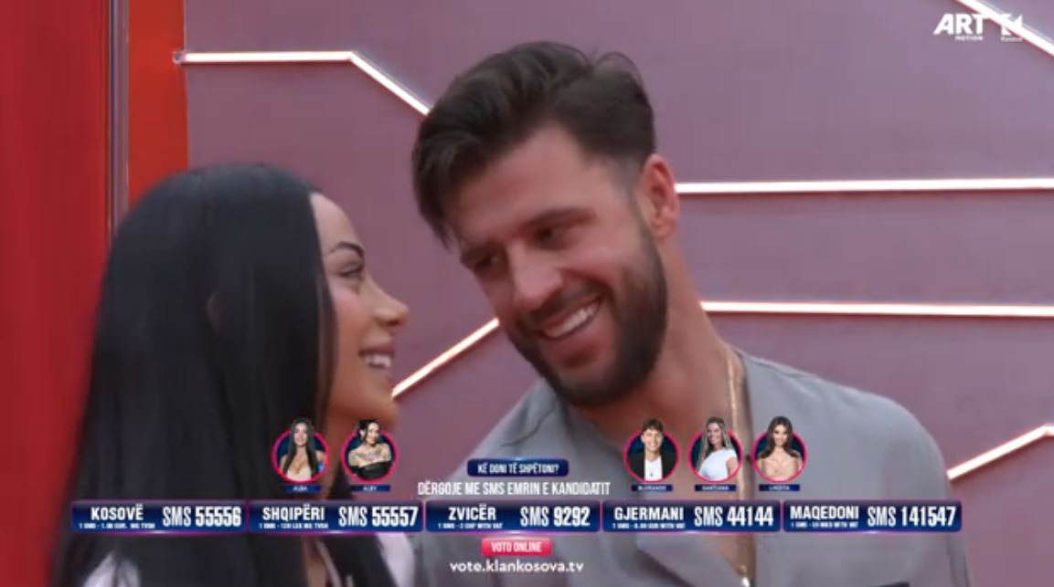 Momente kur banorët bëjnë sesion fotografish me Artan Korenicën (VIDEO)