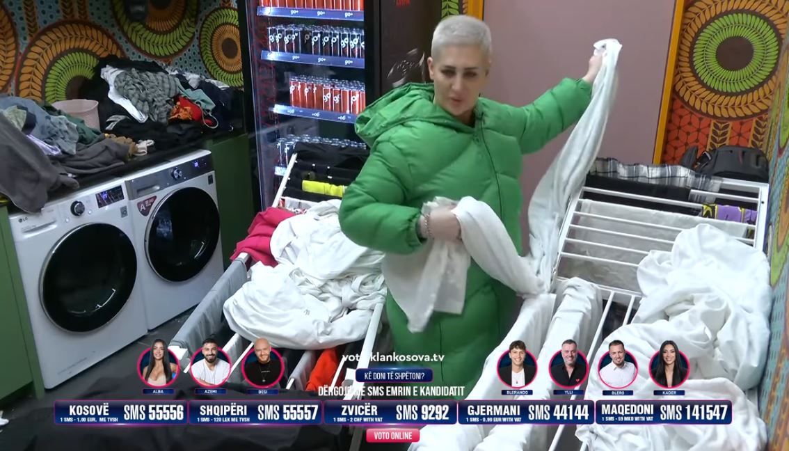 Miss Rose i bie pishman që ua hodhi rrobat në pishinë, i largon nga atje dhe i dërgon në lavanderi (VIDEO)