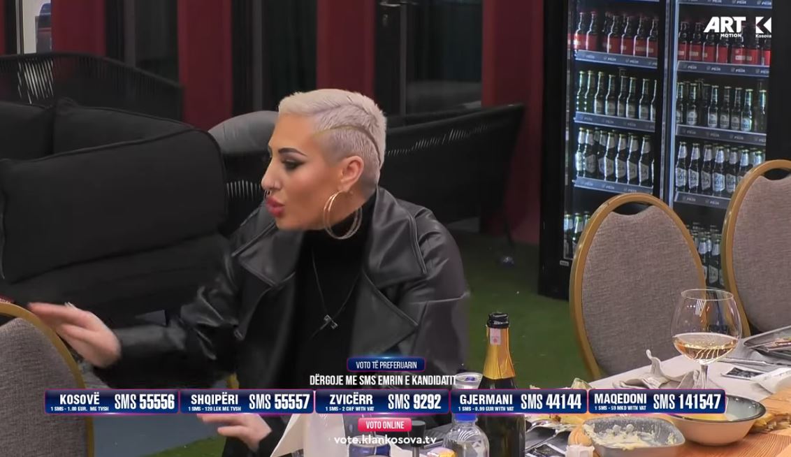 Lumbardhi tenton ta zë në siklet Miss Rose e pyet për alfabetin (VIDEO)