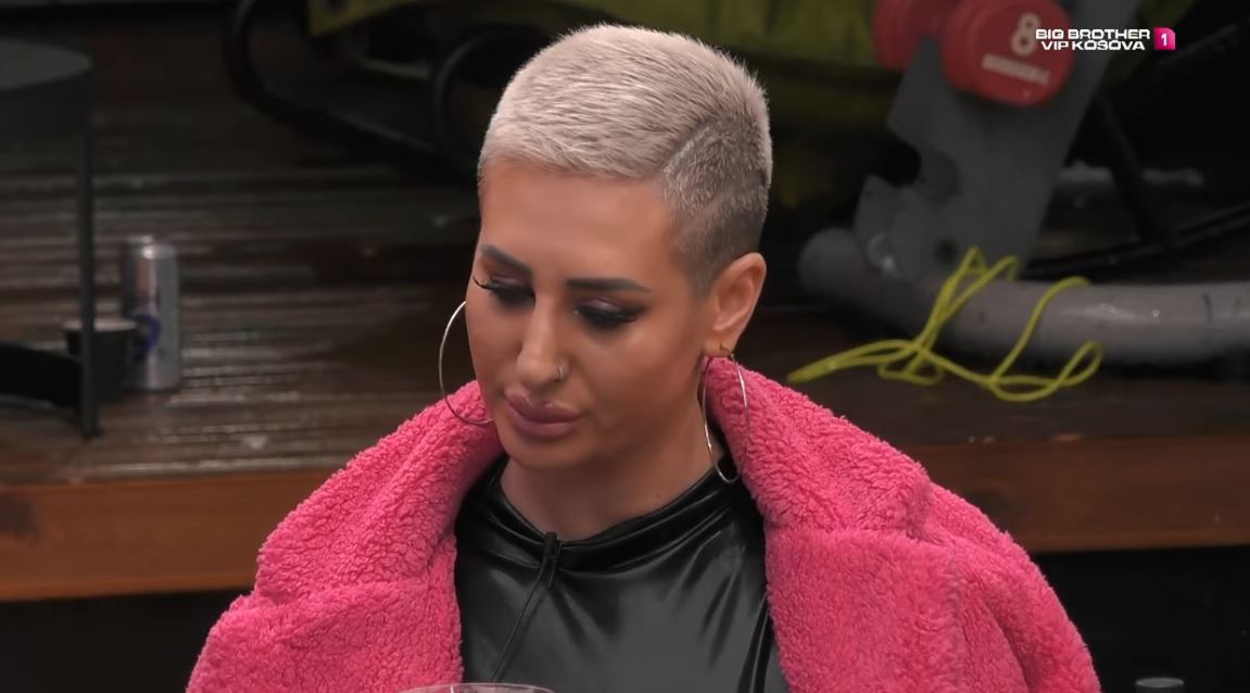A e urren Miss Rose, Shqipen? (VIDEO)