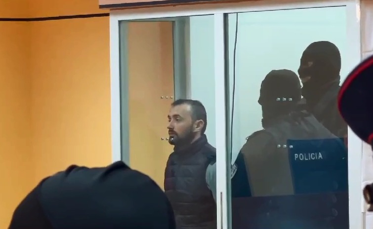 Gjakftohtë dhe i rrethuar nga forcat speciale, del përpara gjykatës Mjacaj