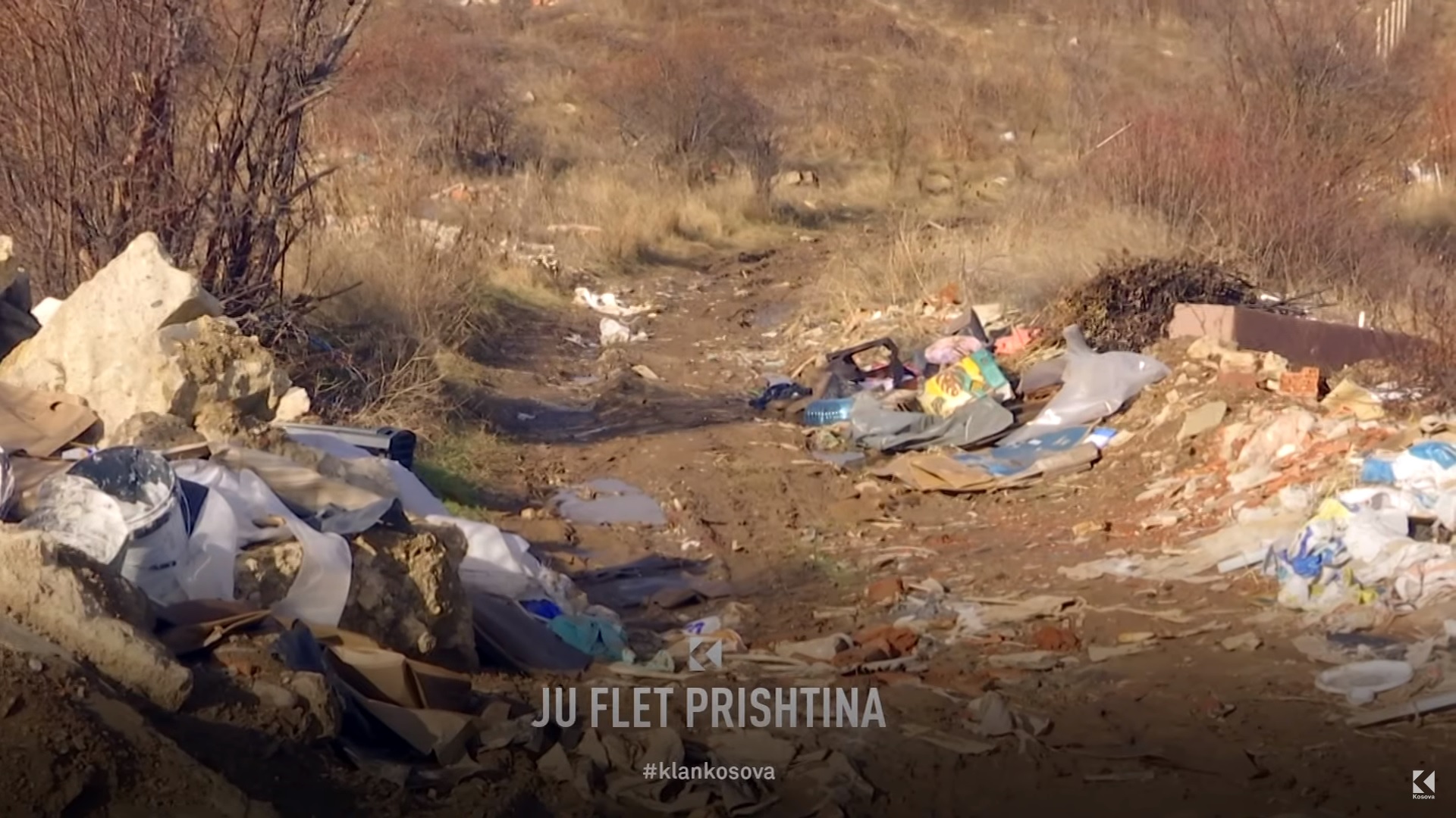Rruga në “Kodrën e Trimave” pa asfalt e me plot mbeturina – s’pritet përmirësim as më 2024 (VIDEO)